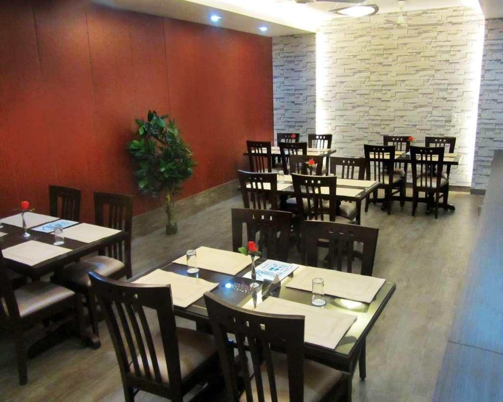 Hotel Windsor Castle Cyber City 古尔冈 餐厅 照片